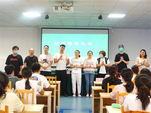 醫(yī)護(hù)人員禮儀培訓(xùn)心得體會(huì)(范文2篇)(圖2) 醫(yī)護(hù)人員禮儀培訓(xùn)心得體會(huì)(范文2篇)(圖2)